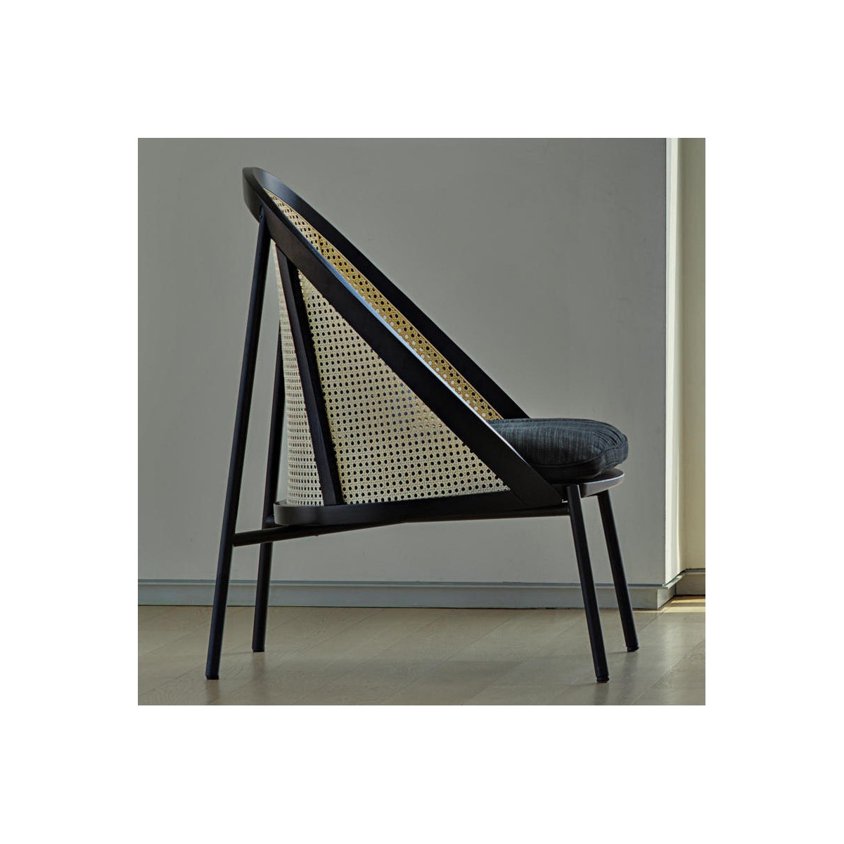 fauteuil Loïe - frêne peint en noir, tissu Raas couleur 172, dossier canné